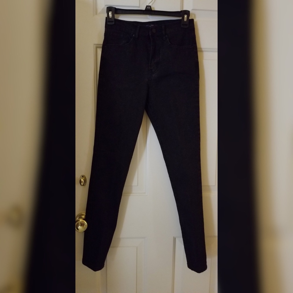 FOREVER 21 BLACK HIGH WAISTED JEANS